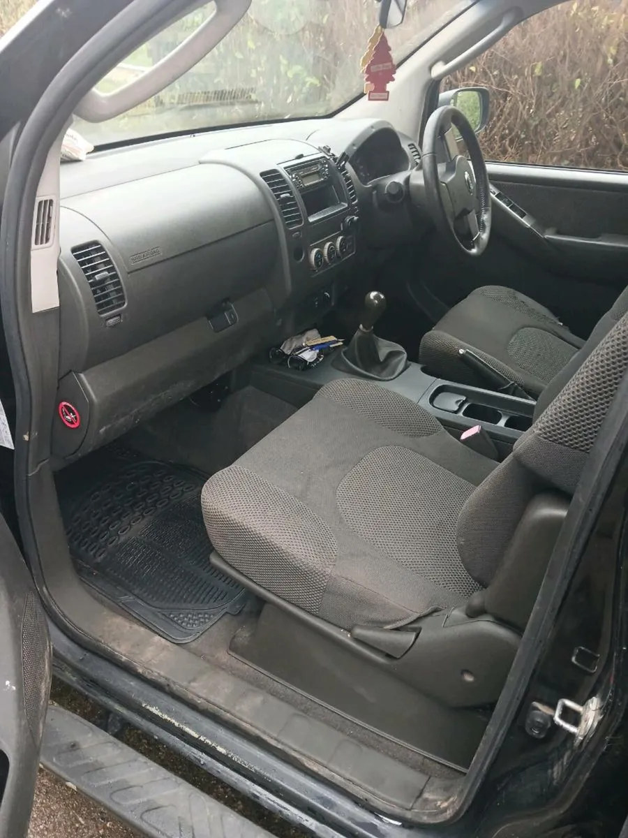 Nissan navara 4x4 crew cab. - Image 4