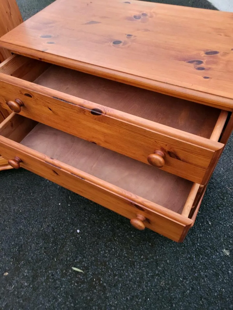 Pine wardrobe and chest of drawers - Image 4
