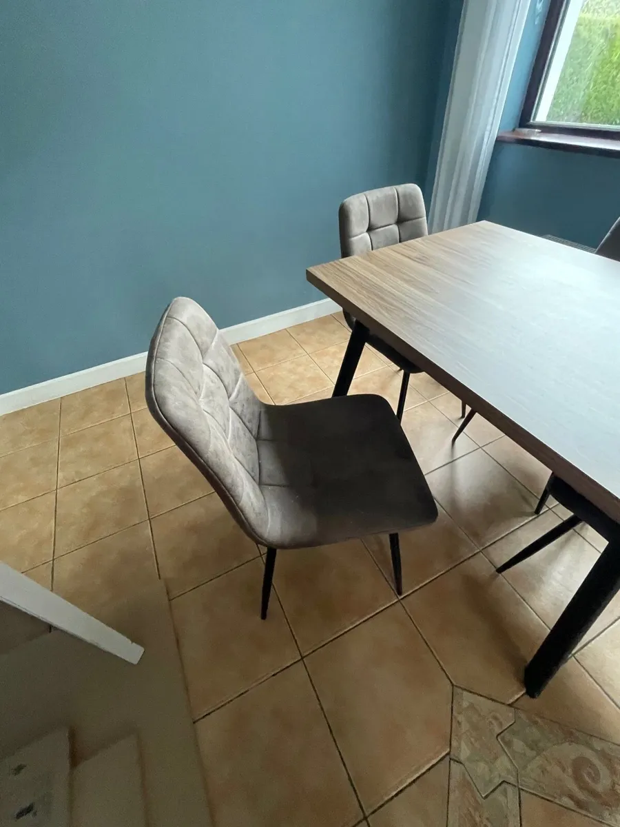 Kitchen table and chairs - Image 1