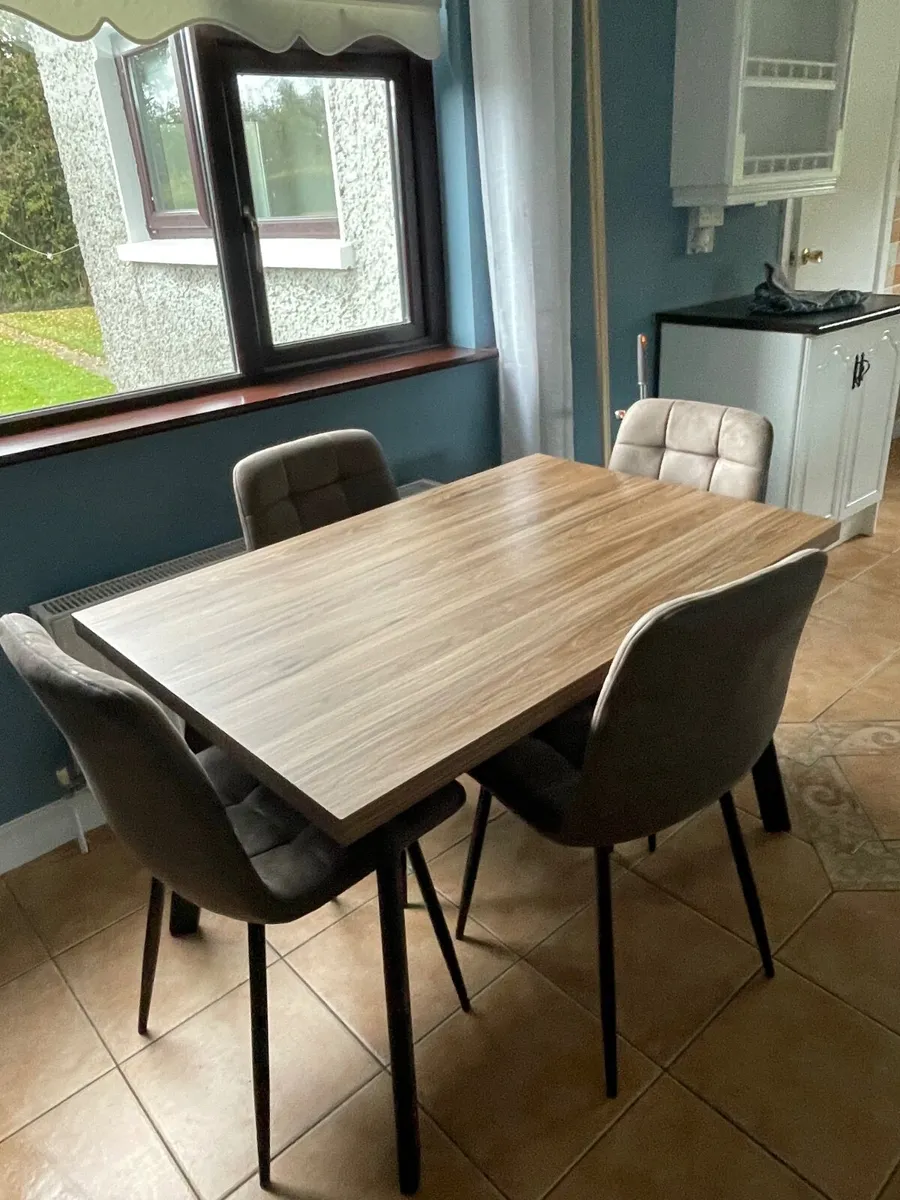 Kitchen table and chairs - Image 2