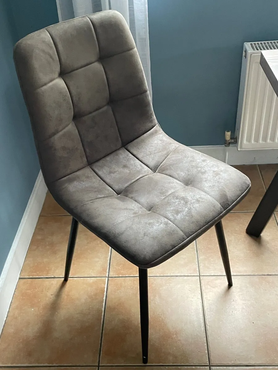 Kitchen table and chairs - Image 3