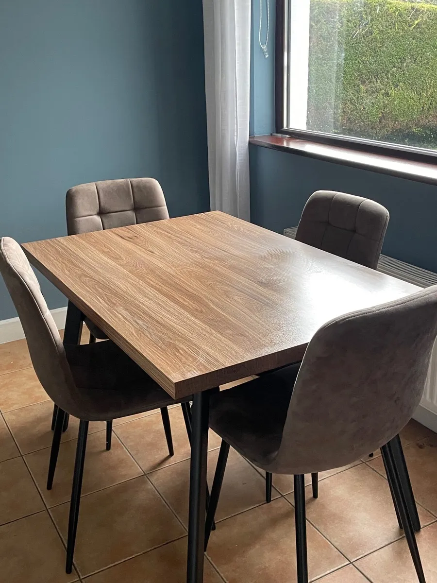 Kitchen table and chairs - Image 4
