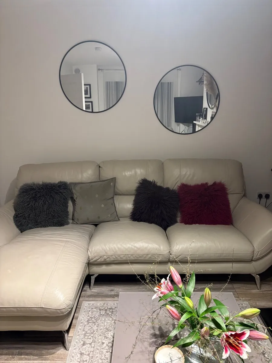 furniture house - Image 1