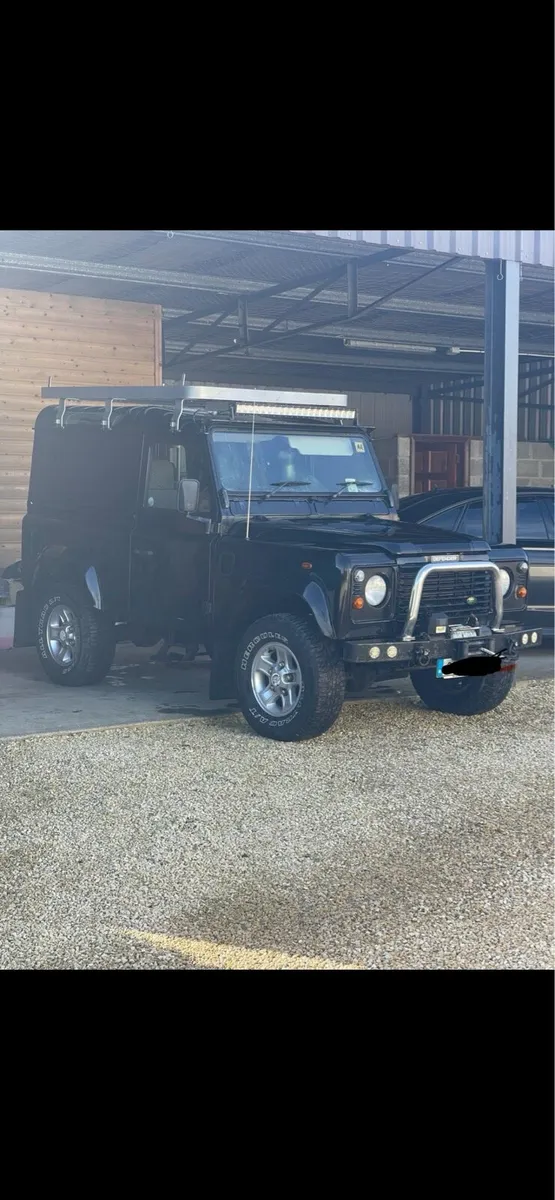 Land Rover Defender - Image 4