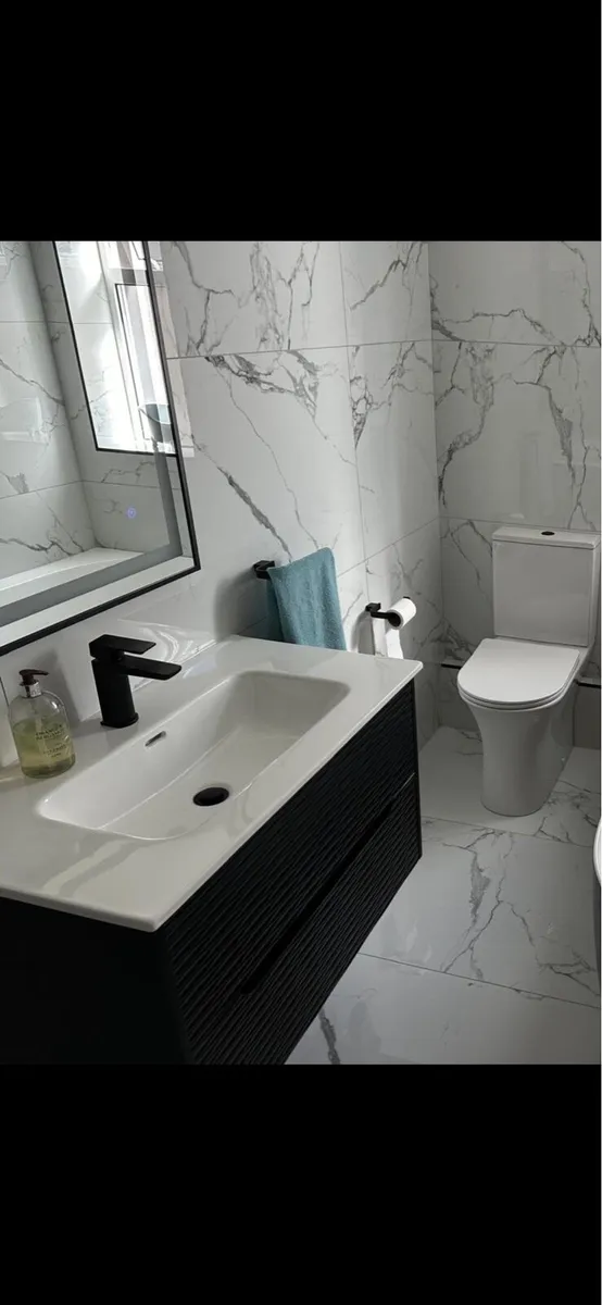 Bathroom sink - Image 1