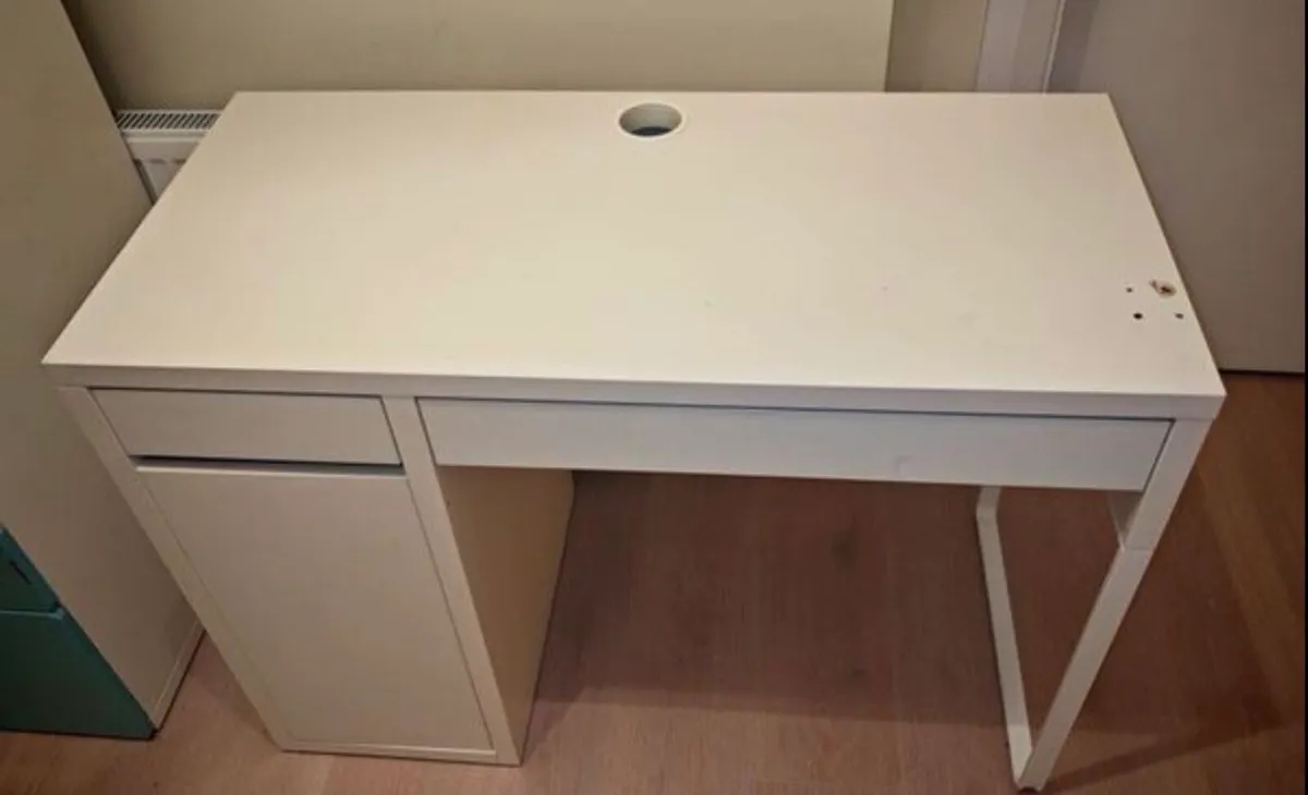 White desk - Image 1