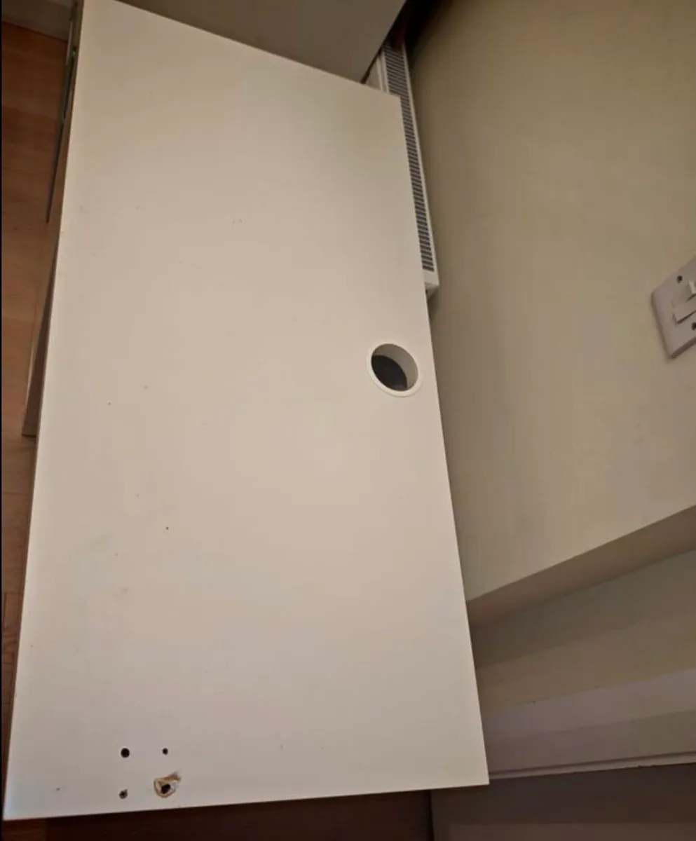 White desk - Image 2