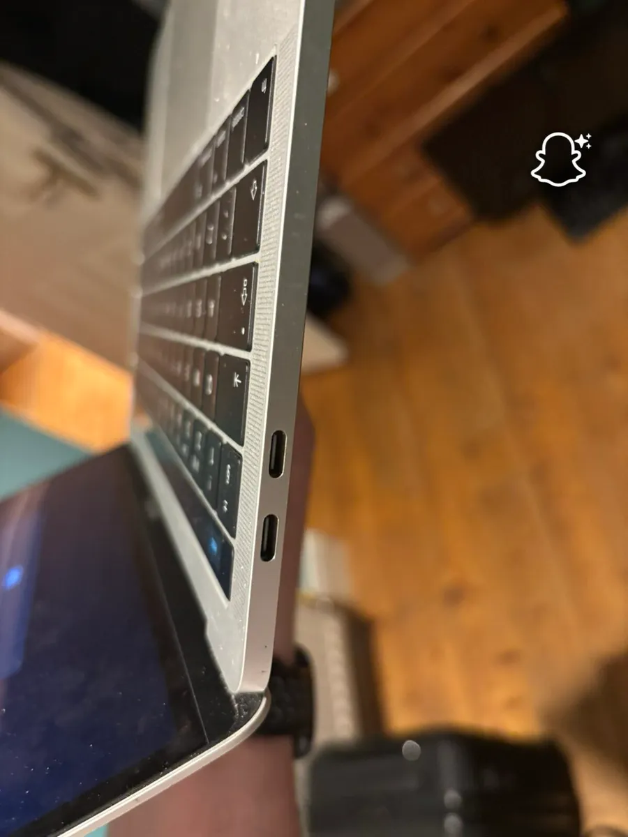 MacBook Pro w Touchbar 2016 - Image 1