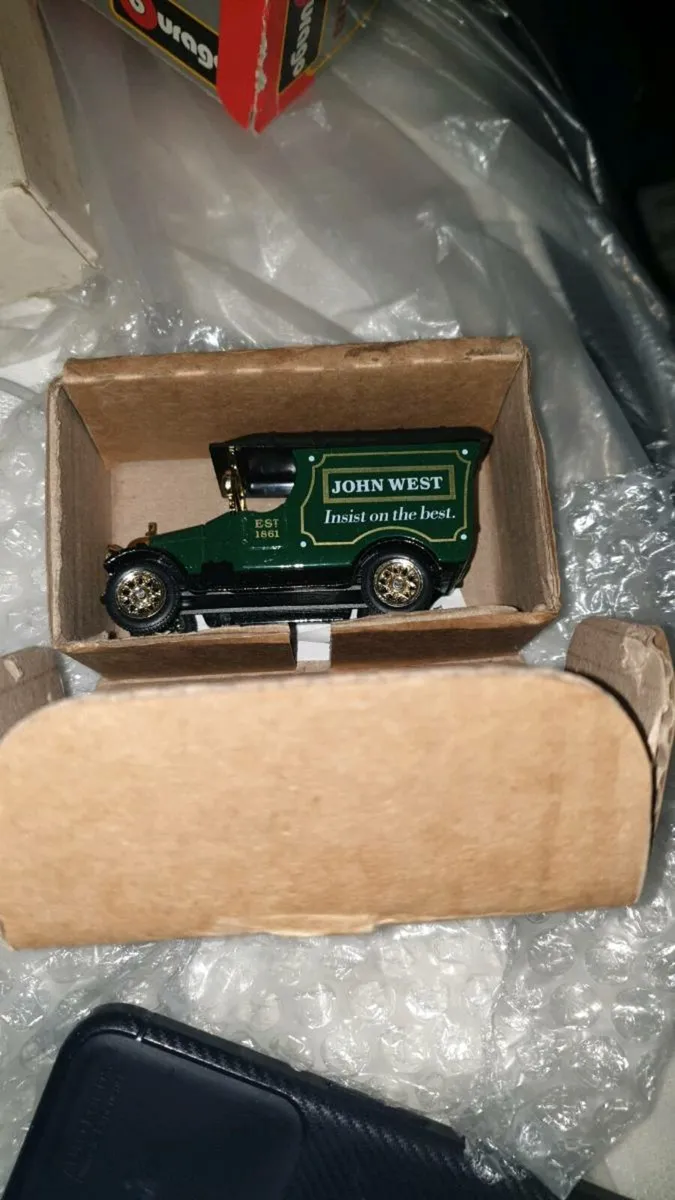 4 VINTAGE CORGI CLUB MEMBERS DIE.CAST MODELS - Image 3