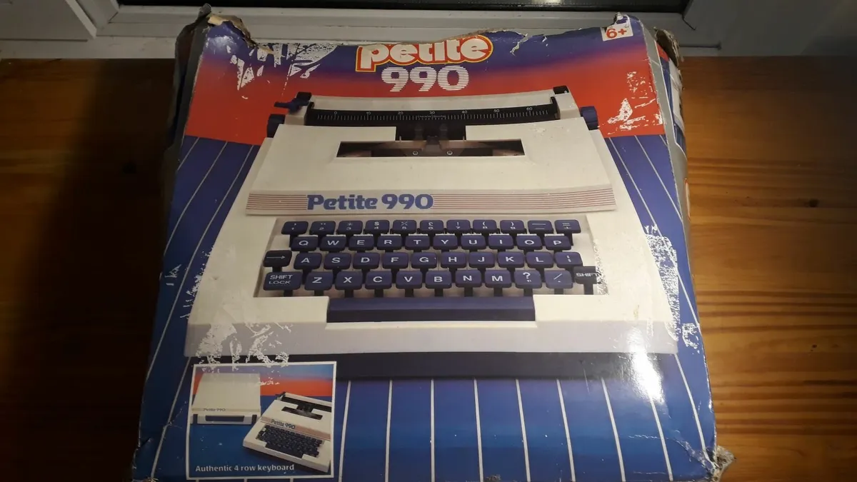 Petite 990 Typewriter - Image 1