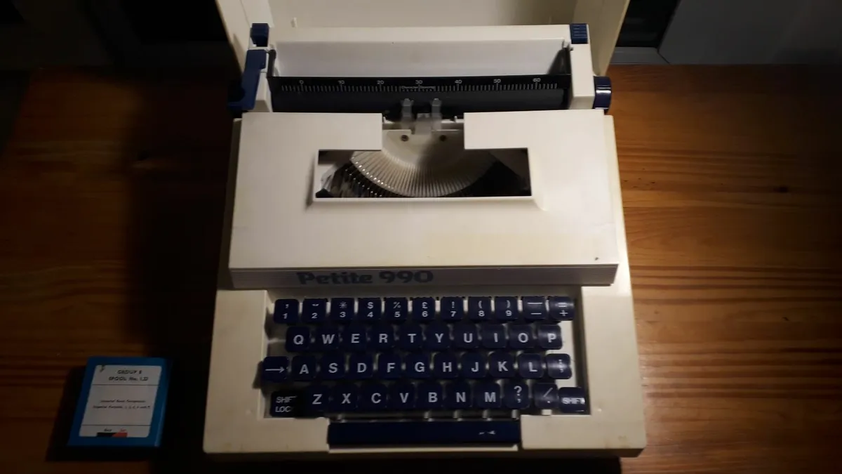 Petite 990 Typewriter - Image 3