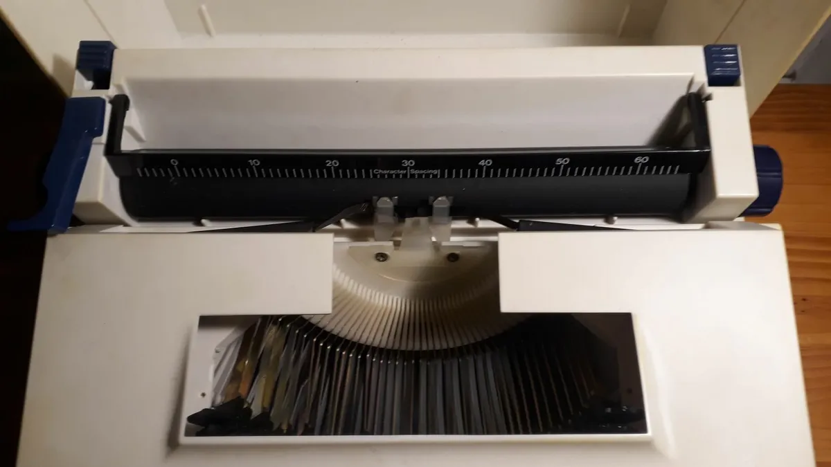 Petite 990 Typewriter - Image 4