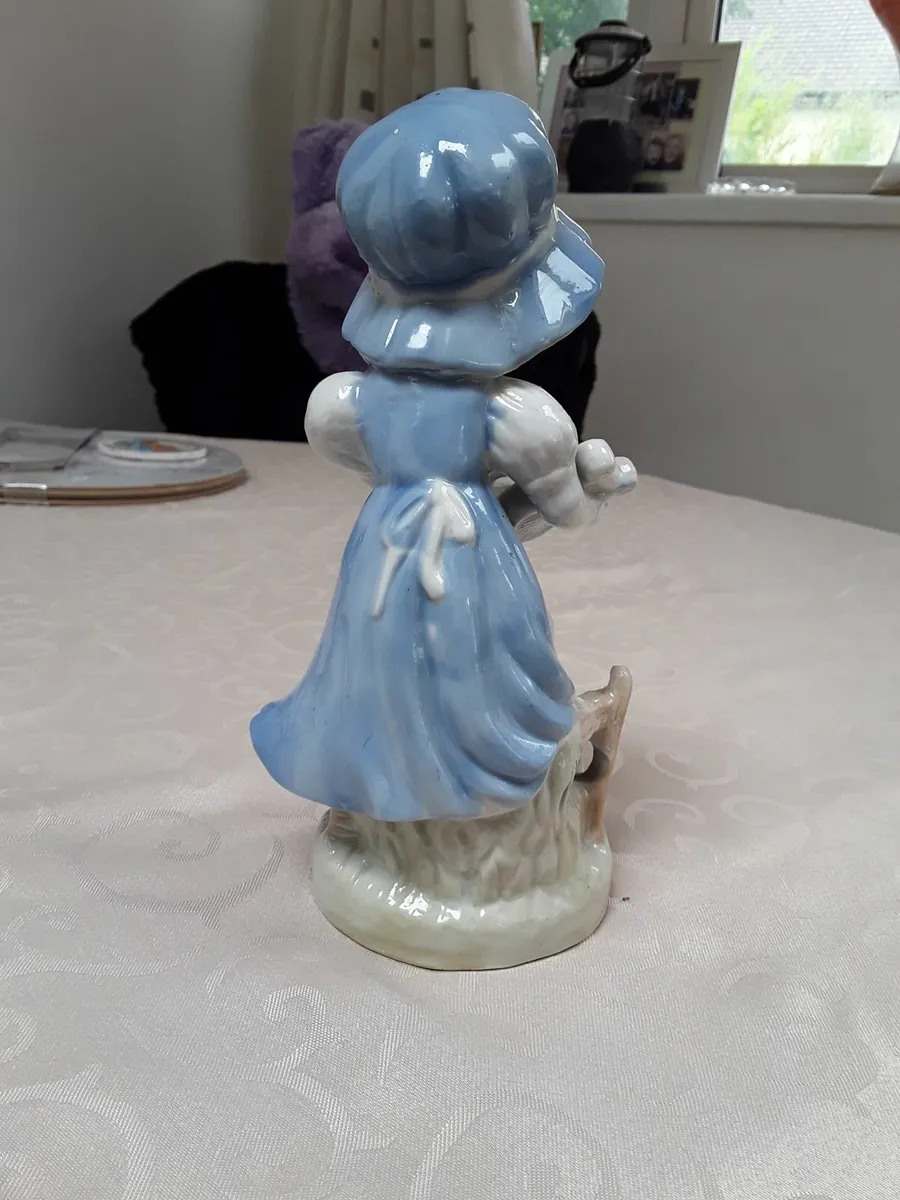 Porcelain figurine collectible - Image 2
