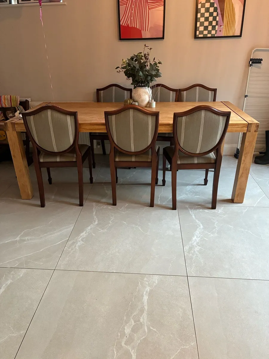 Solid Oak dining table - Image 1