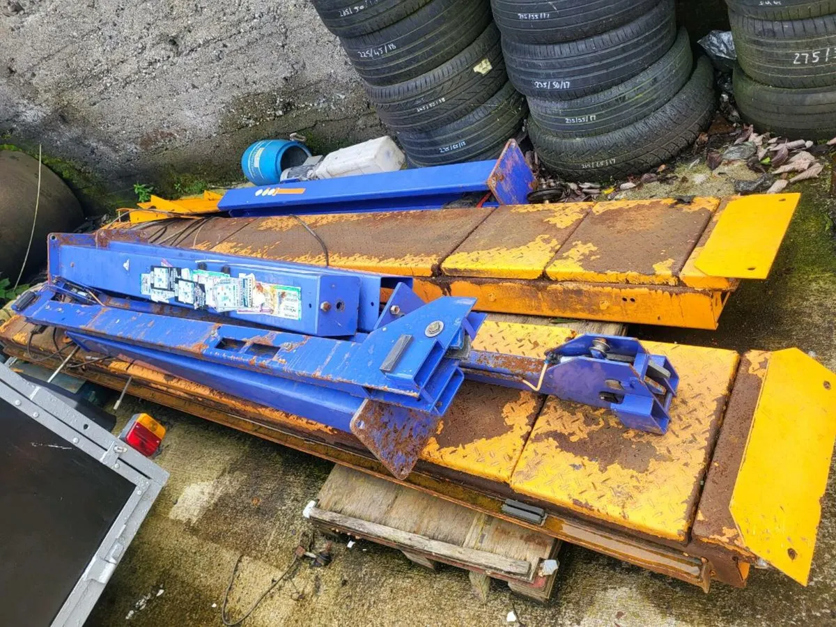 4 post lift - Image 1