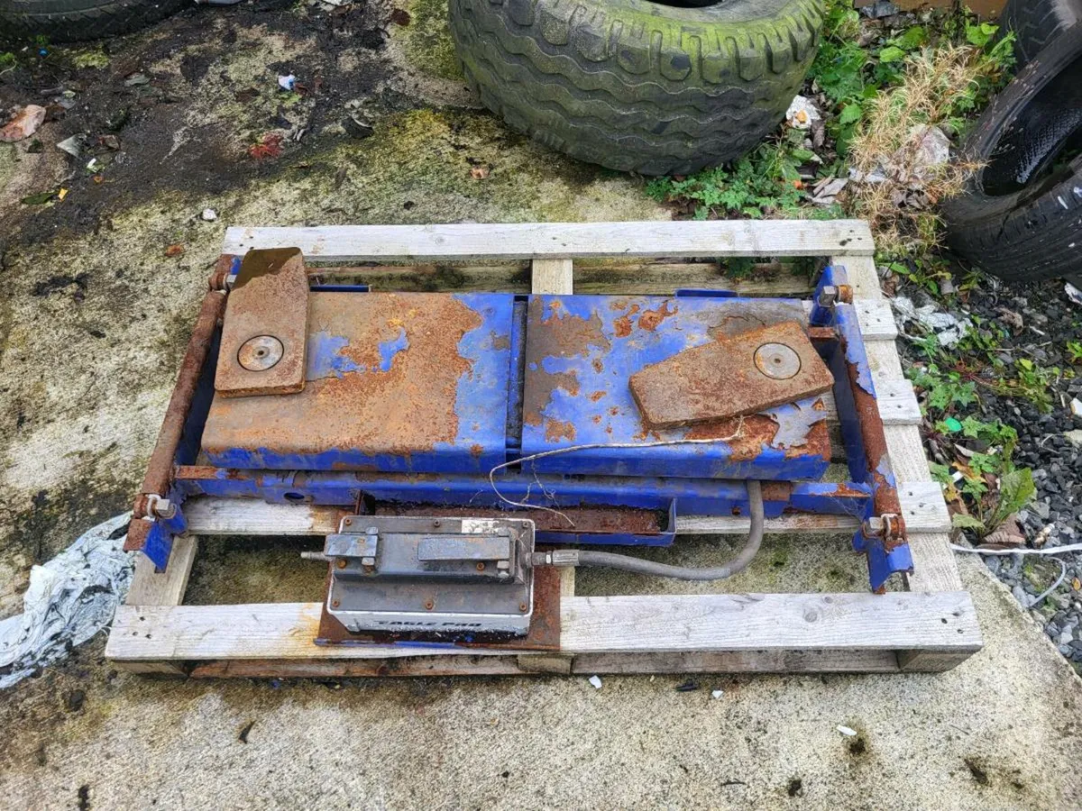 4 post lift - Image 3