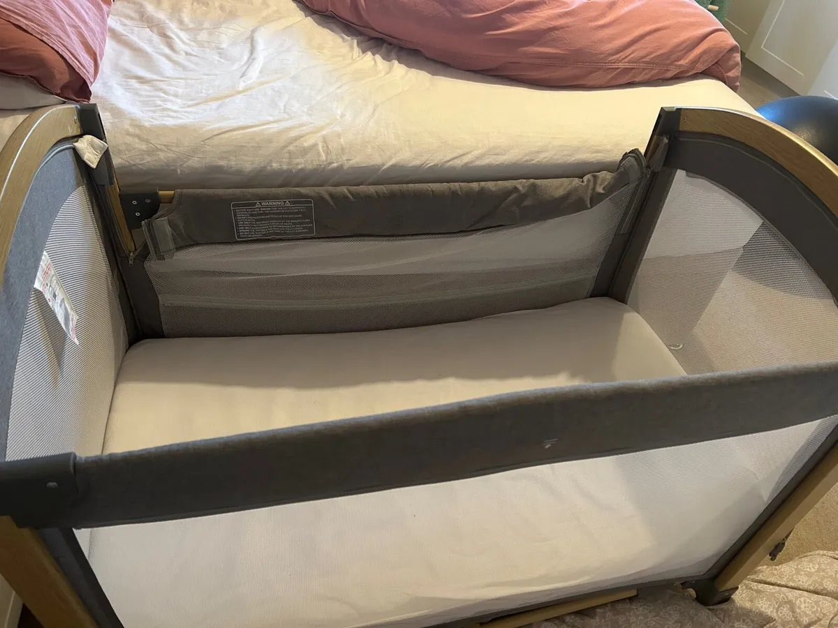 Babylo drop side travel cot - Image 1