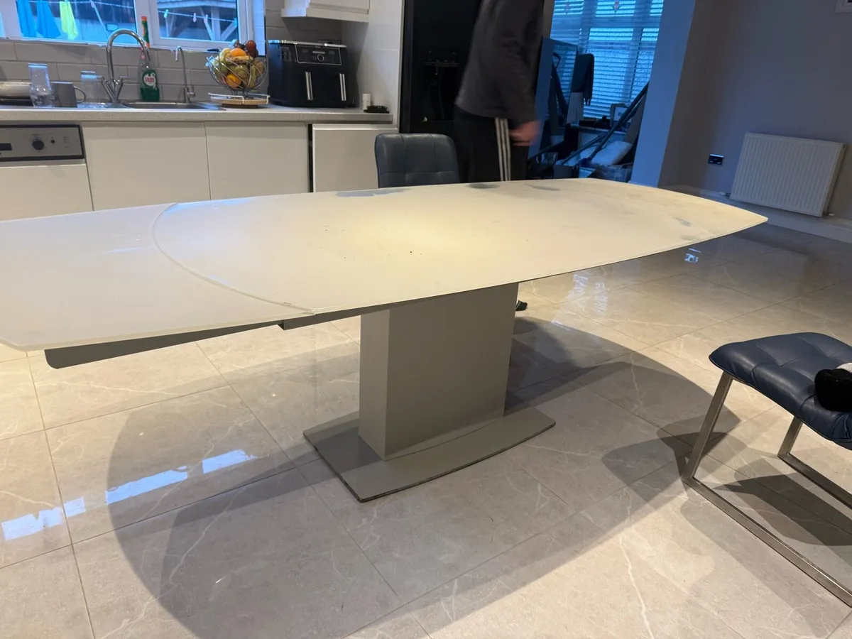 Extendable glass table free free - Image 1