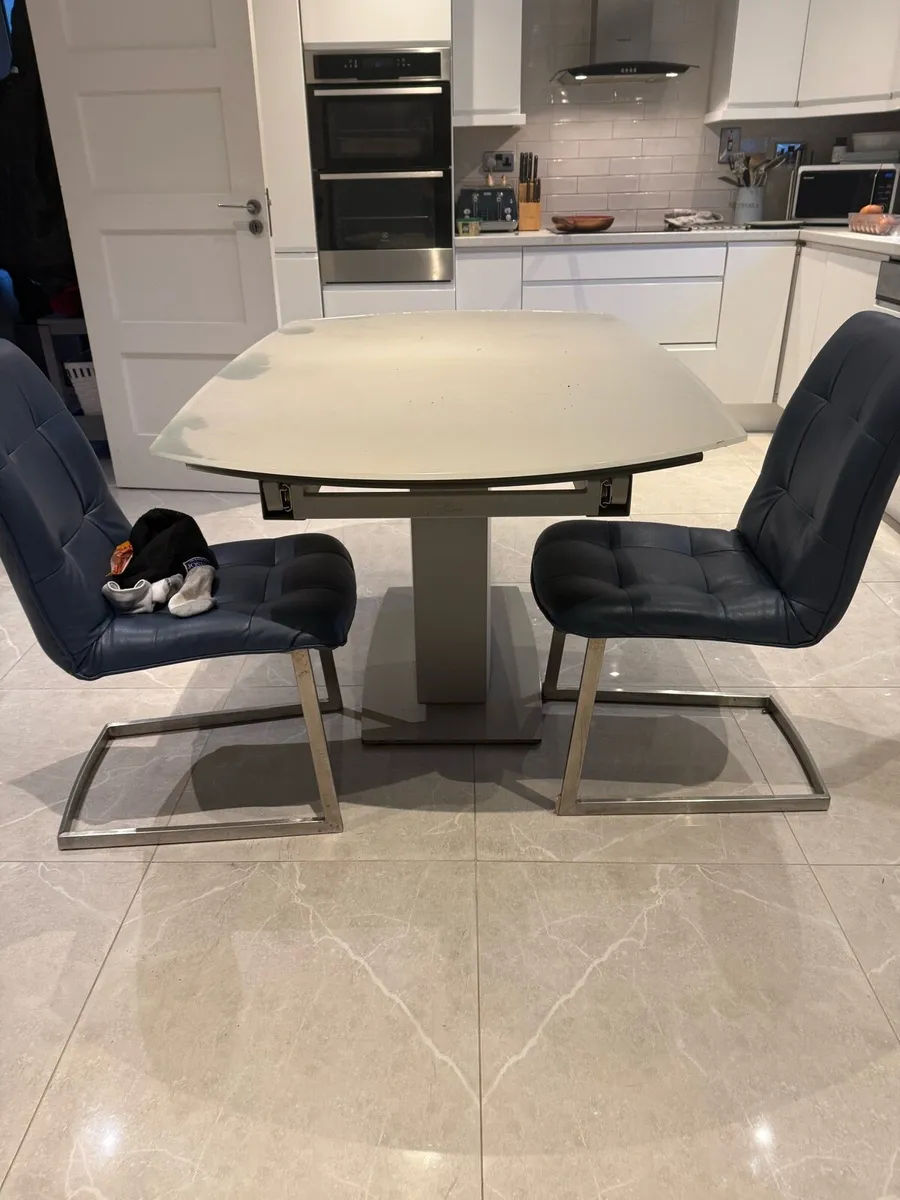 Extendable glass table free free - Image 3