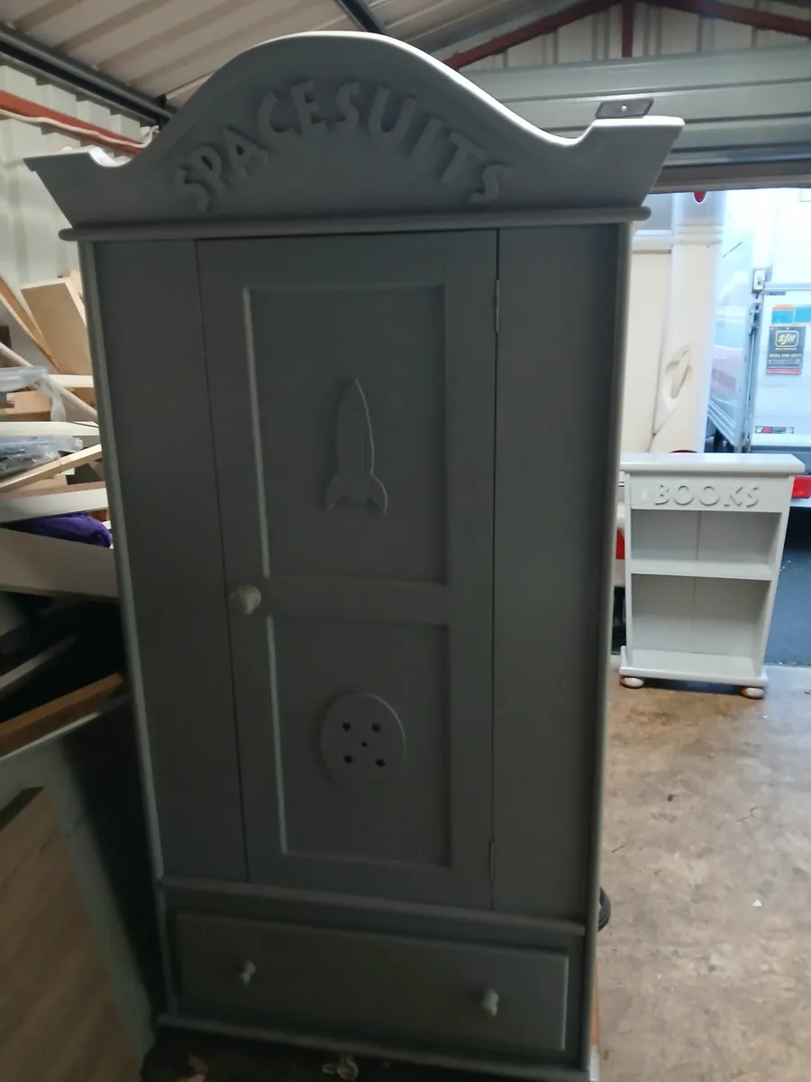 Full set of childrens bedroom furniture - Image 1