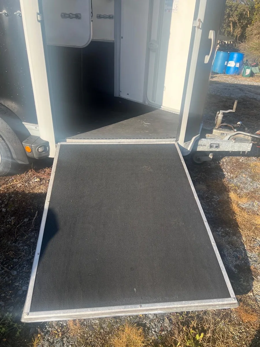 Ifor Williams HB511 horsebox excellent condition - Image 3