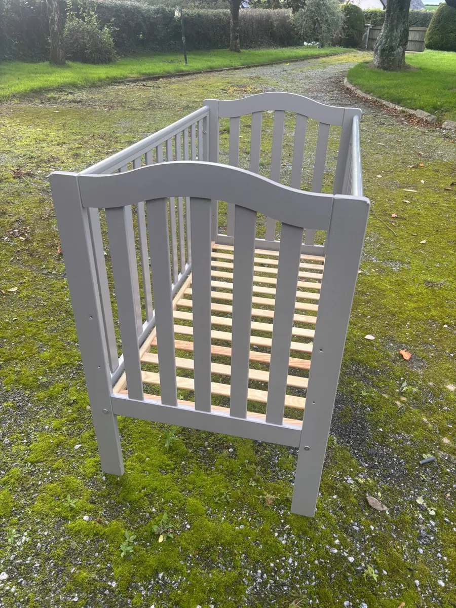 Child’s cot - Image 1