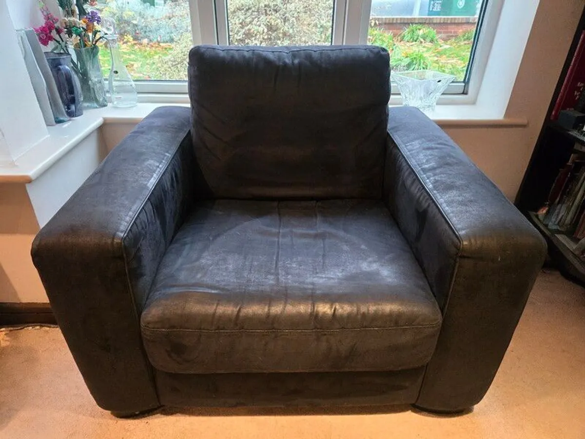 Natuzzi black suede-look leather 3-seater sofa and armchair in good condition. - Image 2
