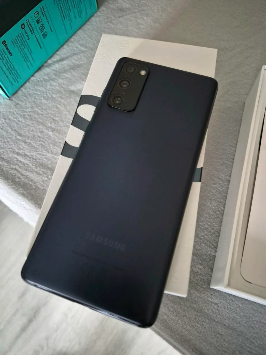 Samsung Galaxy S20 FE and Galaxy Buds 3 - Image 2