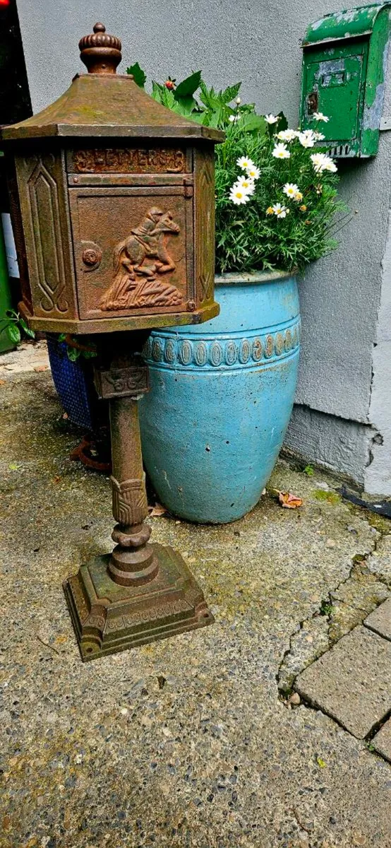 CAST IRON POST BOX - Image 1