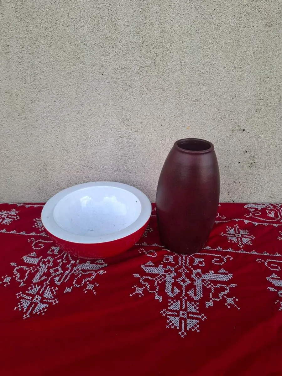 Red vase and fruit bowl postage possible - Image 1