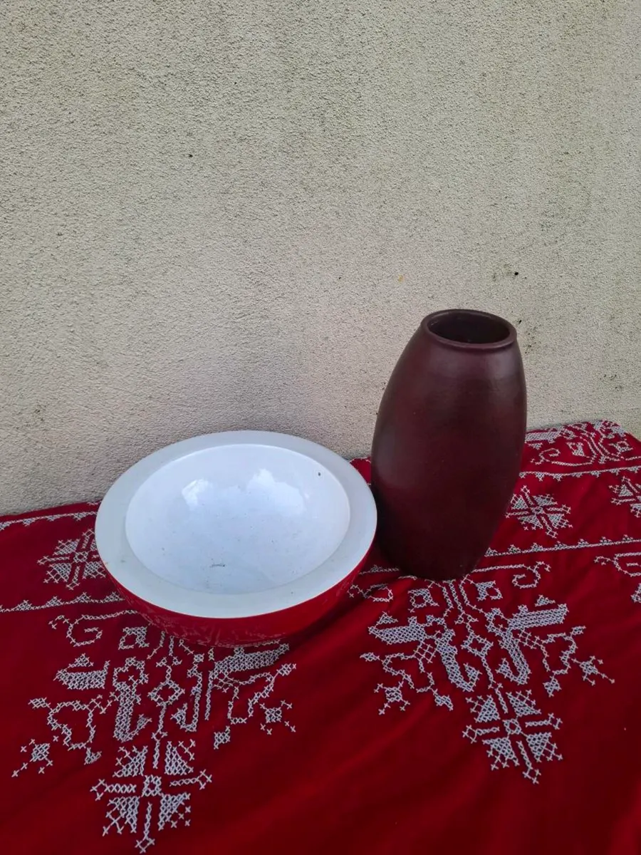 Red vase and fruit bowl postage possible - Image 2