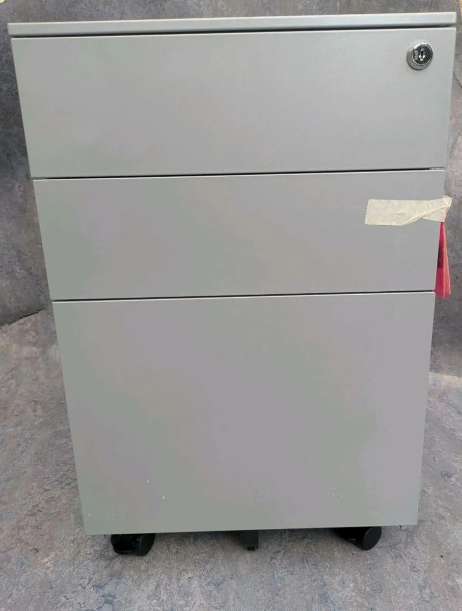3 drawer pedestal - Image 1