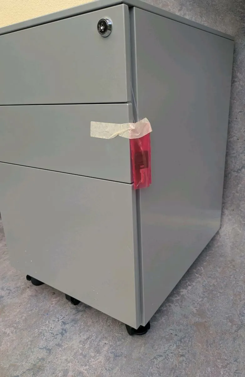 3 drawer pedestal - Image 4