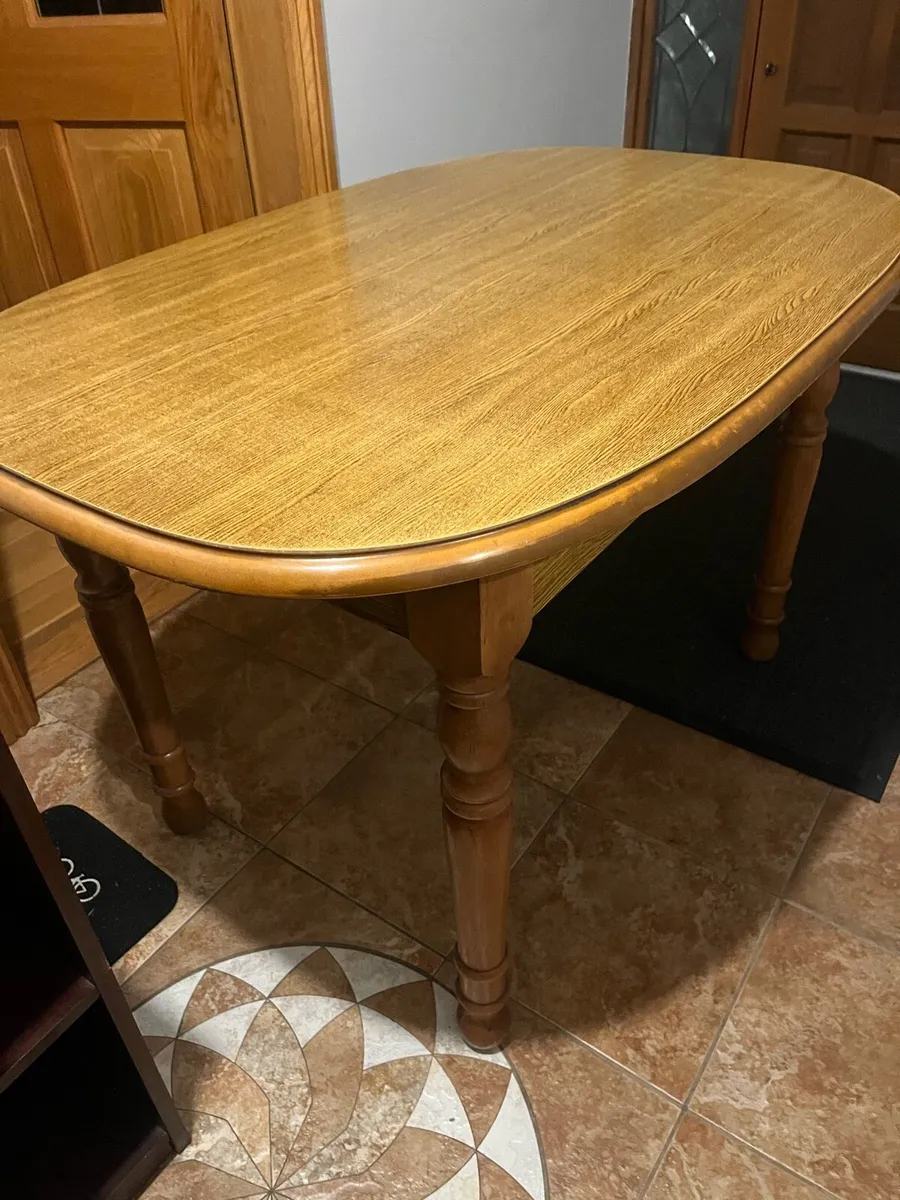 Table And 4 chairs - Image 1