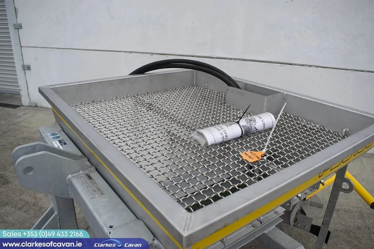 New Logic PSD150T 3-point linkage salt spreader - Image 4