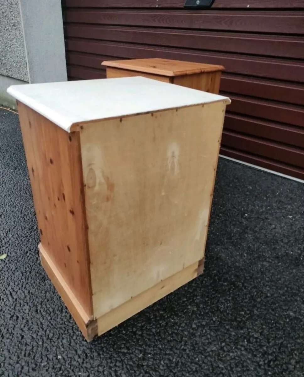 2 X pine bed side lockers - Image 4
