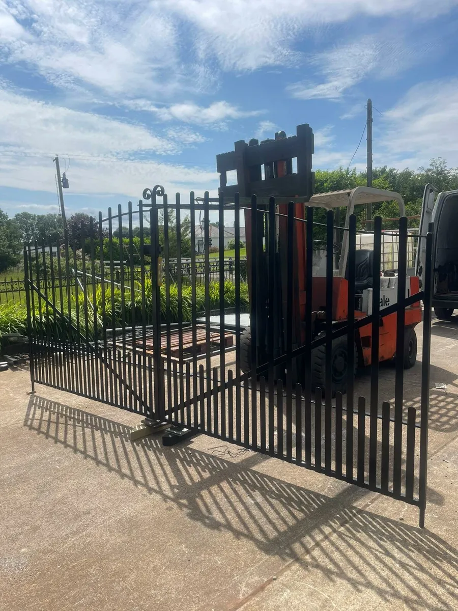 Entrance gates - Image 1