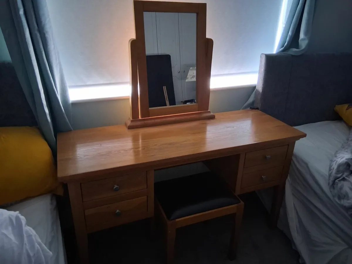 Dressing table with mirror - Image 1
