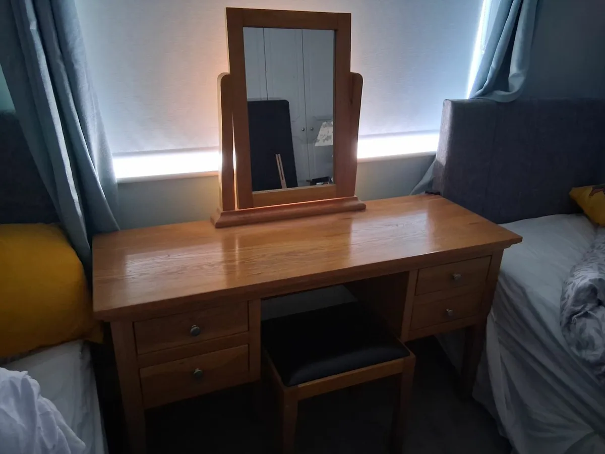 Dressing table with mirror - Image 2