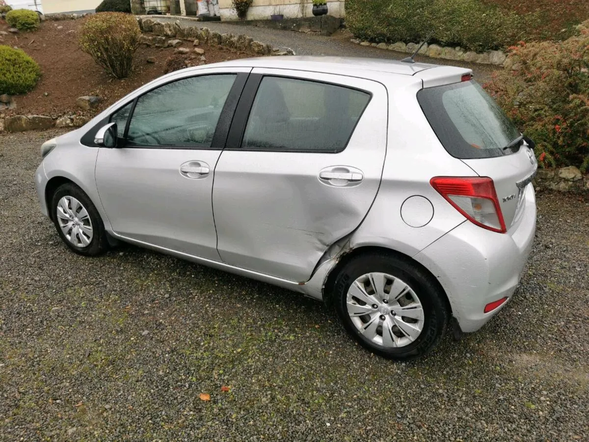 11 Toyota Yaris - Image 2