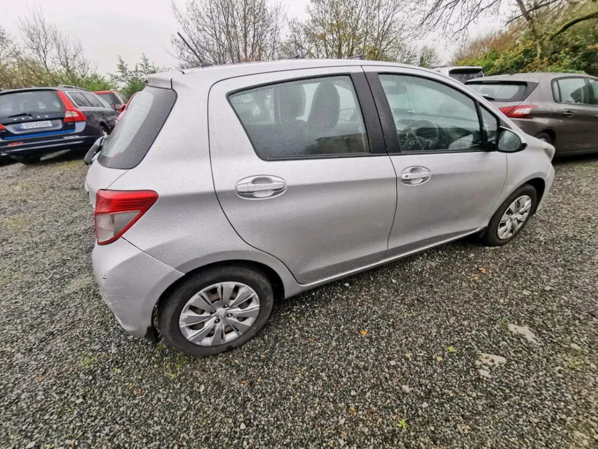 11 Toyota Yaris - Image 3