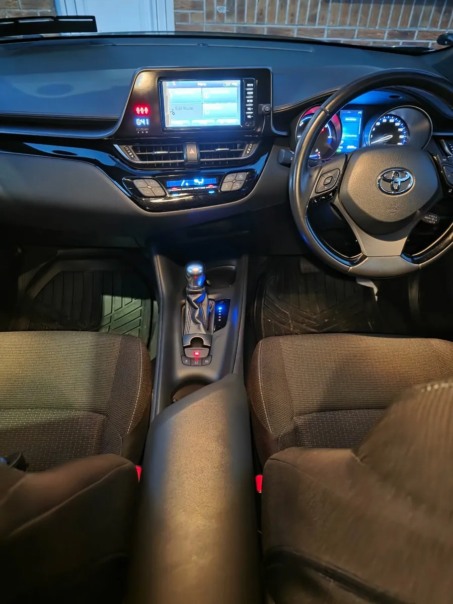 Toyota C-HR 2017 - Image 1