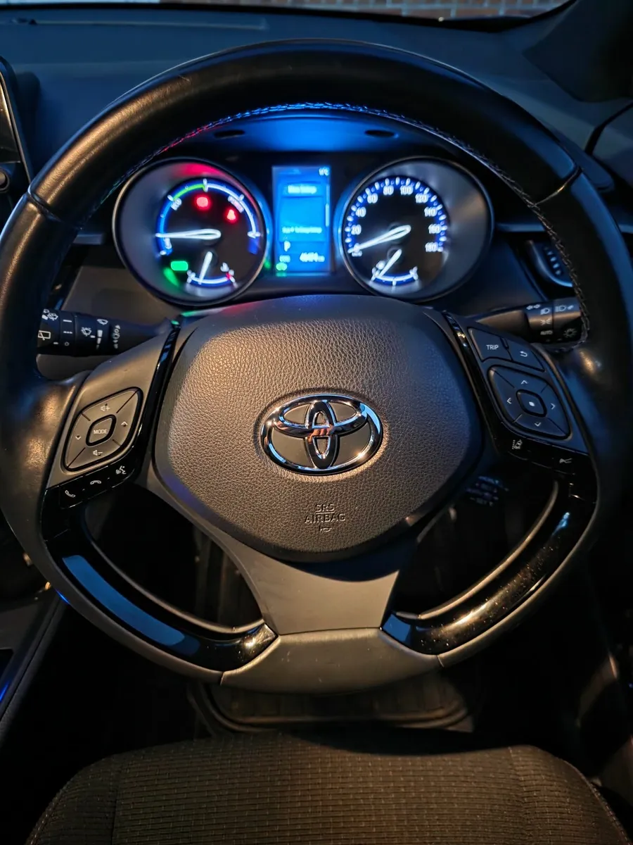 Toyota C-HR 2017 - Image 2