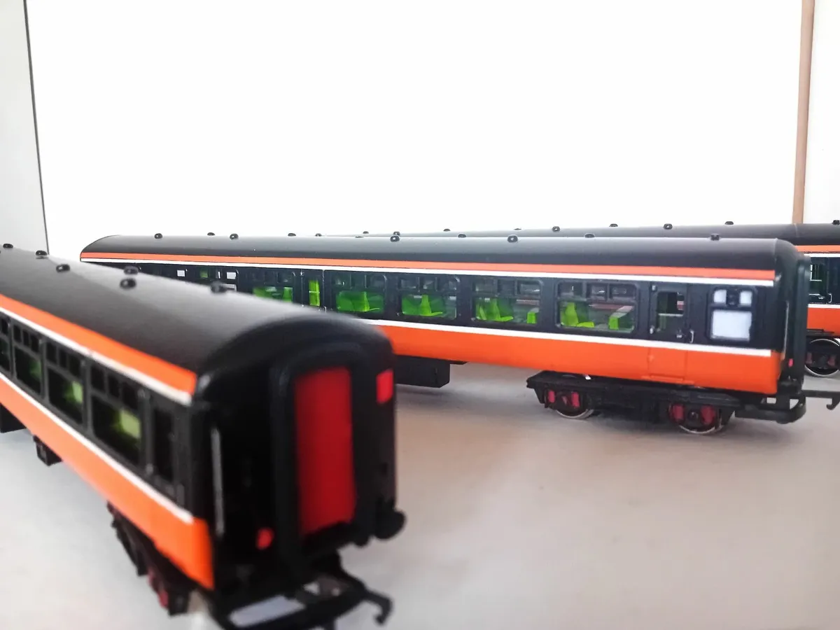 MODEL RAILWAY   IRISH  MK  2  COACHES - Image 2