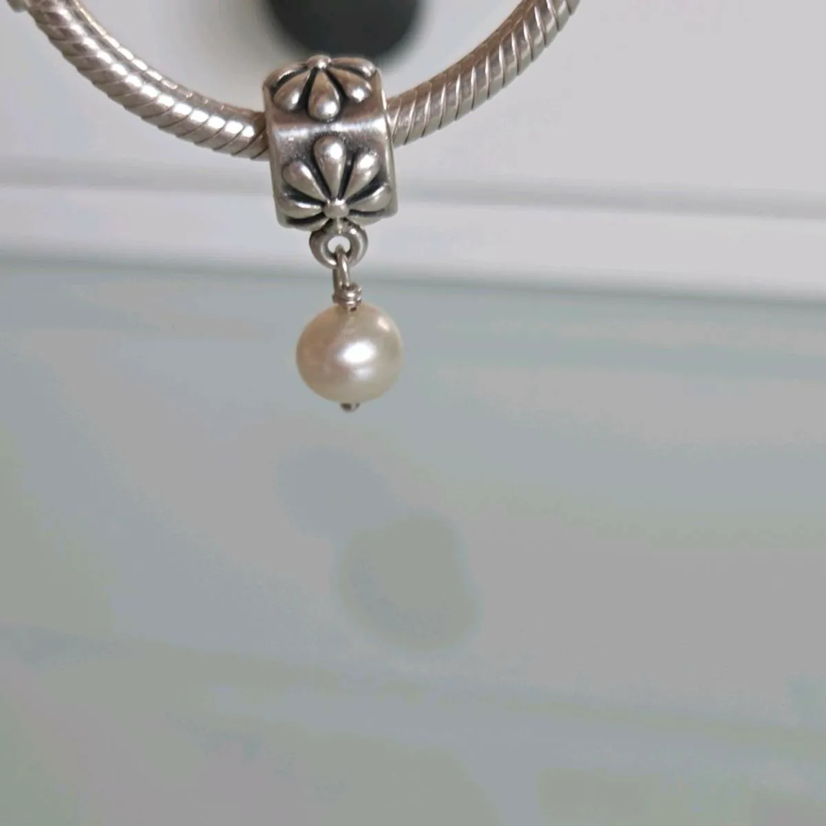Pandora flower dangle pearl charm - Image 1