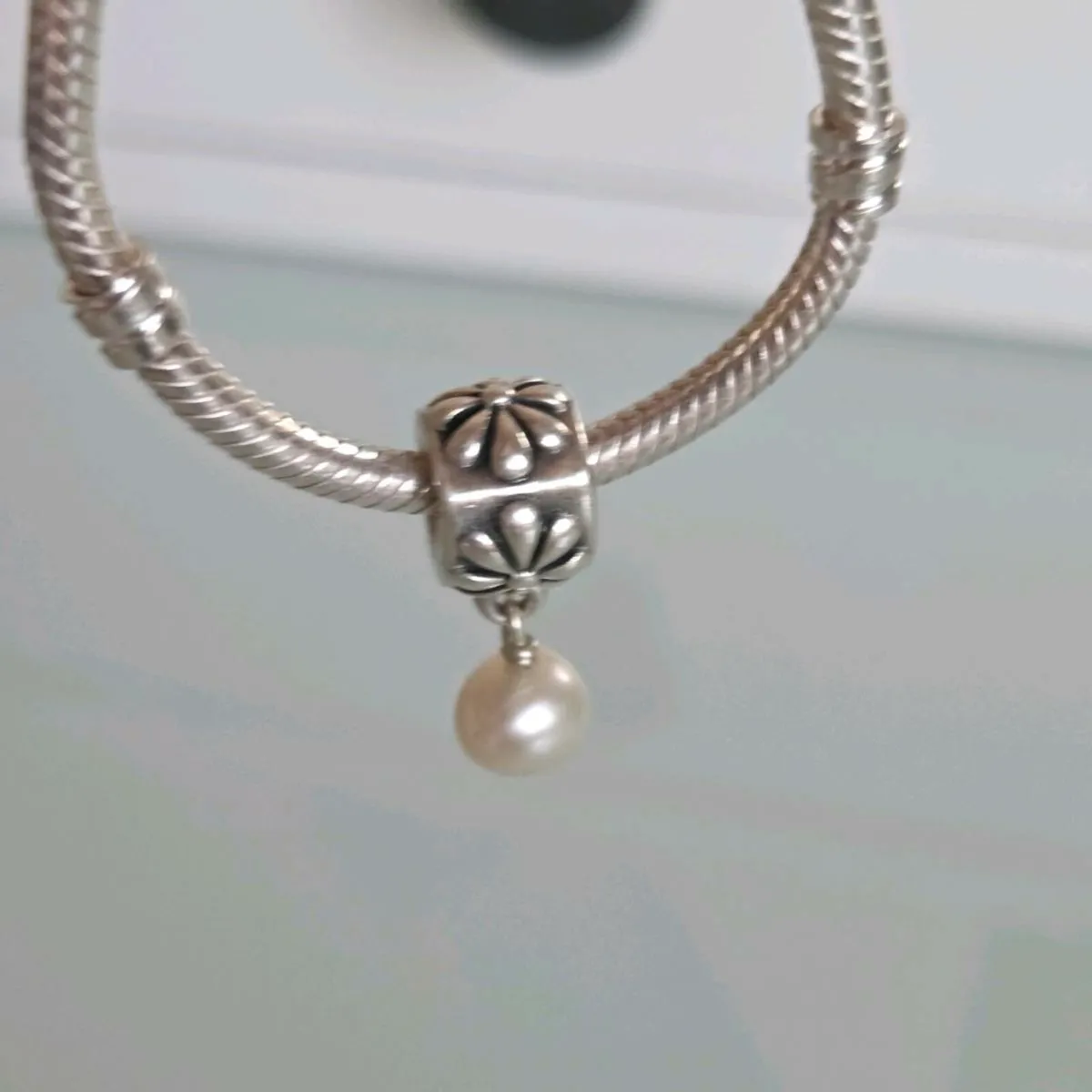 Pandora flower dangle pearl charm - Image 4