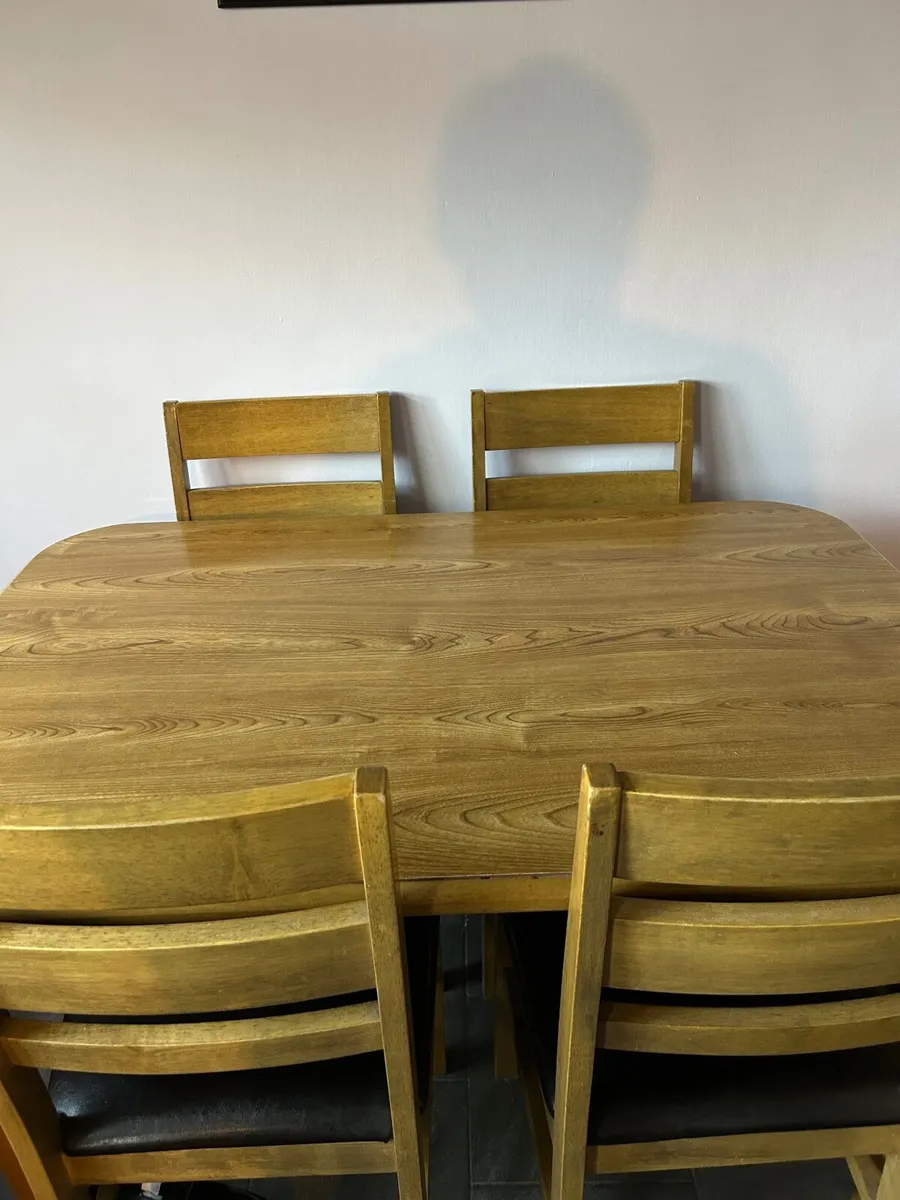 Table and chairs - Image 1
