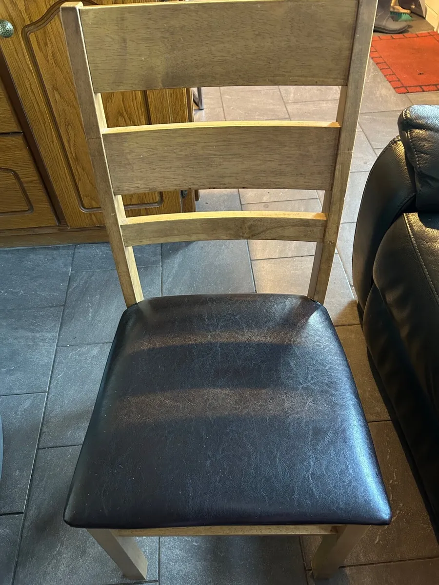 Table and chairs - Image 2