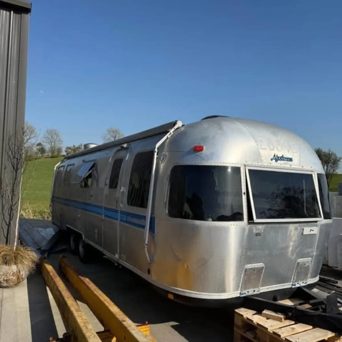 1988 Airstream Caravan - Image 1