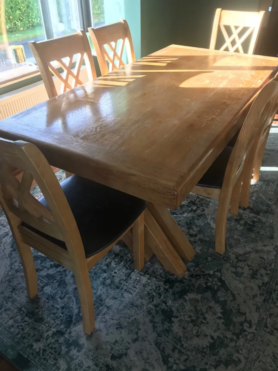 Table and chairs - Image 1